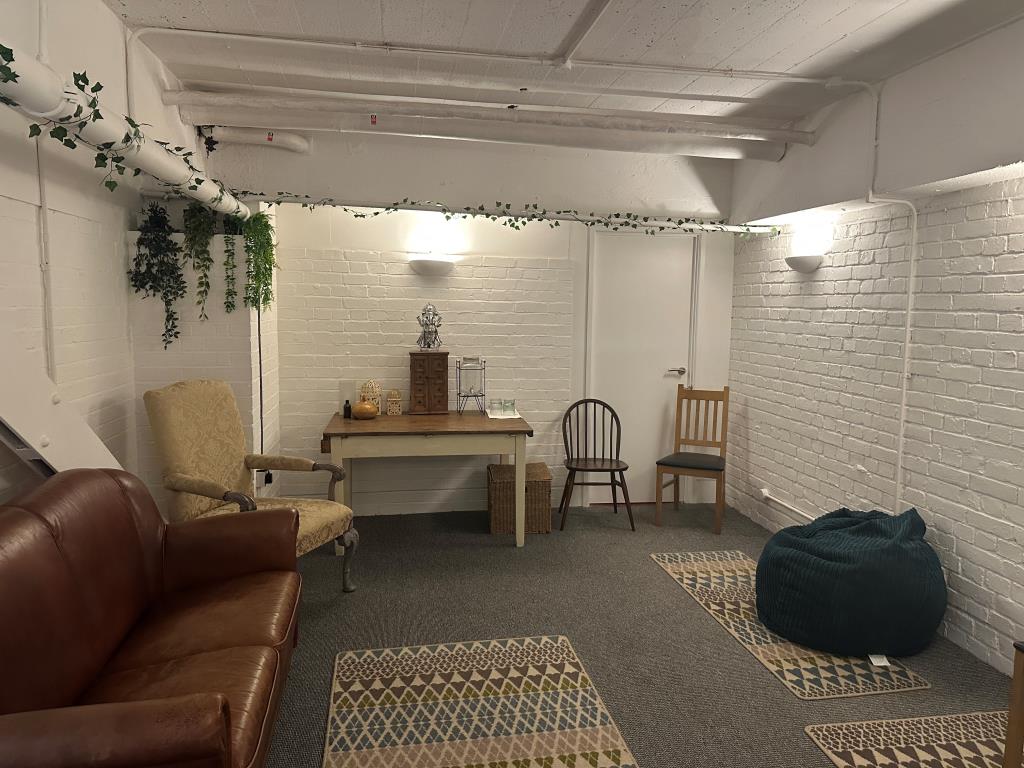 Lot: 99 - COMMERCIAL INVESTMENT - CURRENTLY OCCUPIED AS A PILATES STUDIO - Lower ground floor comfort space